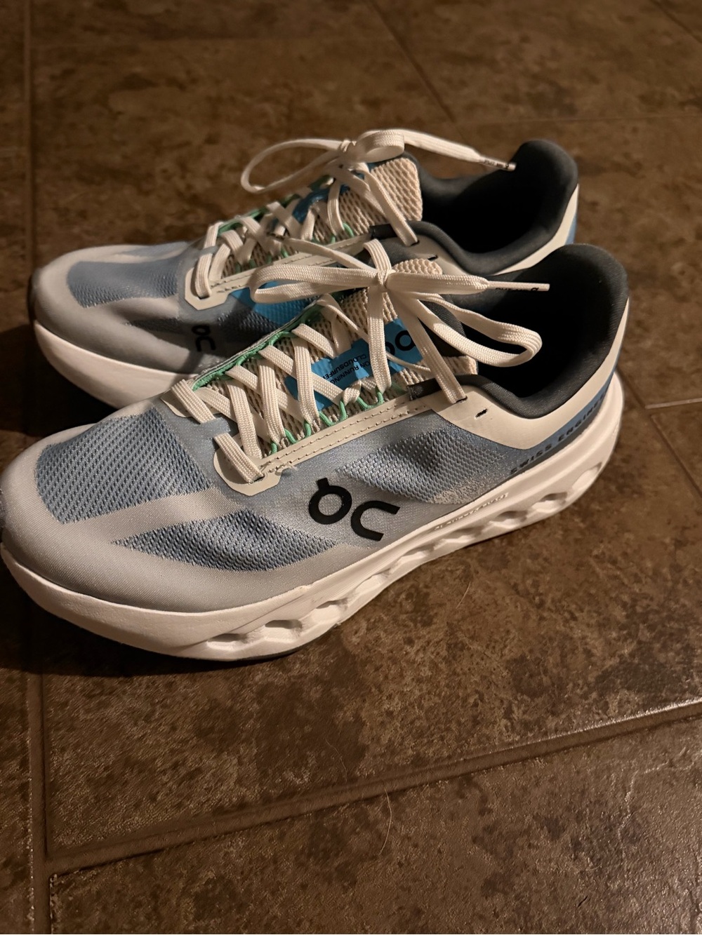 On cloud running shoes - size 7